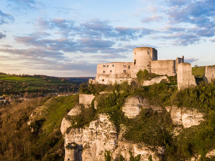 Les ruines du Château-Gaillard surplombant la Seine aux Andelys au coucher du soleil