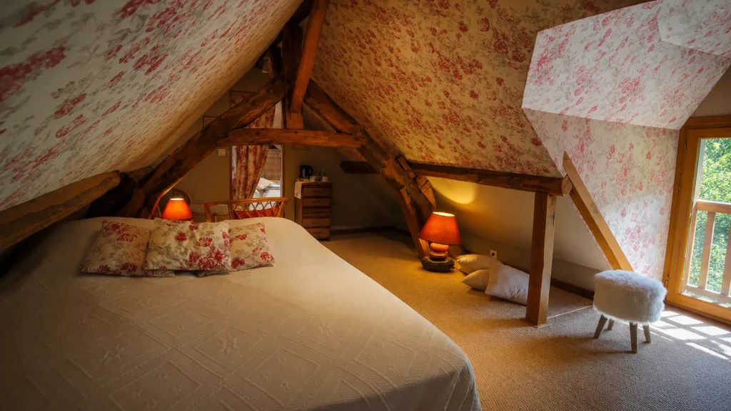 Chambre Van Gogh mansardée sous charpente apparente, au Moulin des Chennevières à Giverny